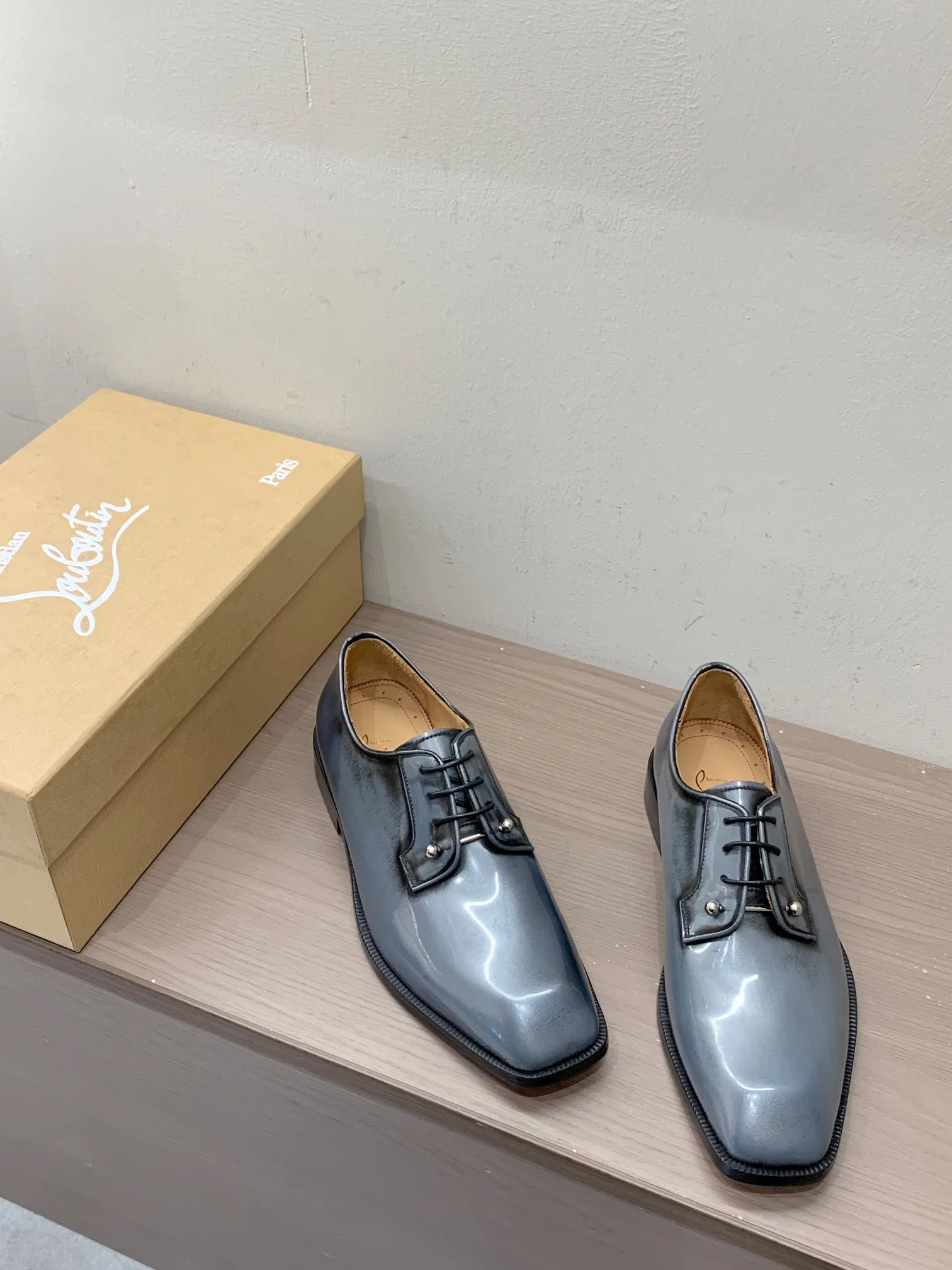 [CL red sole shoes] Top P: 1020💰 Size 39-44 (38.45.46 custom-made, non-returnable) Christian Louboutin men's classic Oxford shoes, men's business formal leather shoes💫Original molding, 1:1 replica, specially made for nobles. The unique shoe shape is unique and 100% comfortable! The whole shoe is made of imported Italian cowhide material, carefully selected, with fine pores and rich luster. Cow leather lining, soft and comfortable, sweat-absorbent and breathable. Genuine leather outsole, non-slip and wear-resistant, full of texture, elegant and luxurious overall, integrating comfort, formality and luxury! The Rolls Royce of shoes!